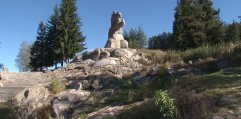 Паметникът на Георги Бенковски в Копривщица се руши