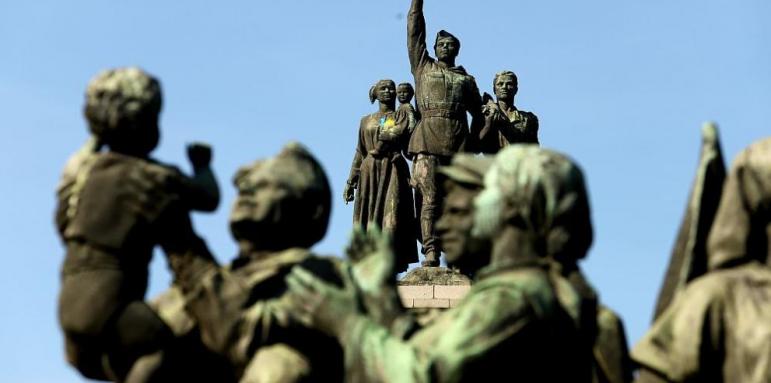 Бой пред паметника на Съветската армия! Ударен полицай