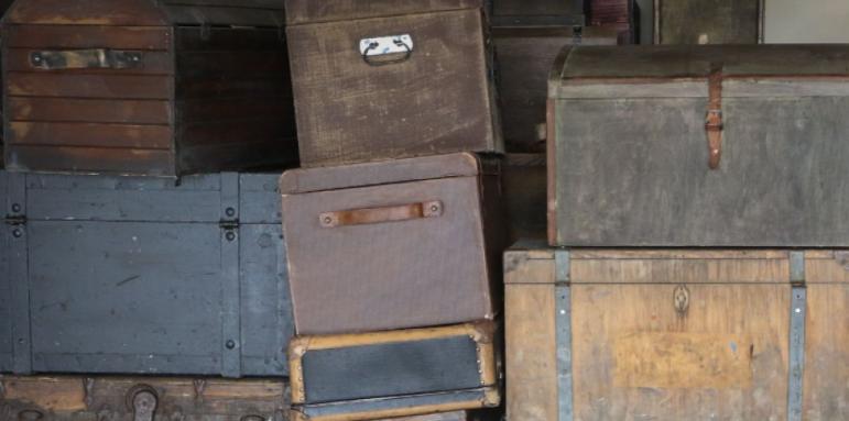 От филм на ужасите: Останки от деца откриха в куфари, купени на търг