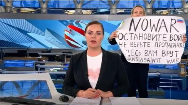 Руска журналистка нахлу в ефир с призив за мир /Видео/