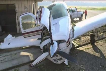 Самолет избяга от стопанина си и се разби в автомобил
