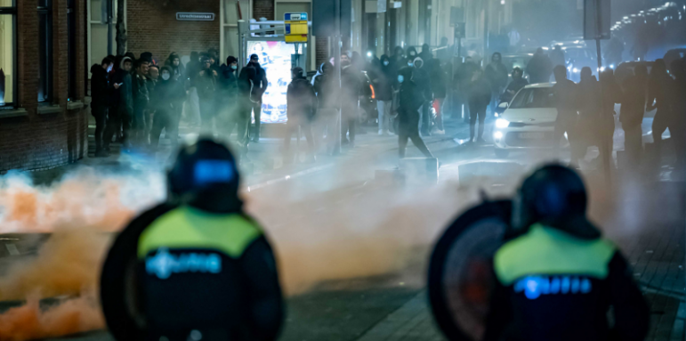 70 задържани при протестите в Нидерландия