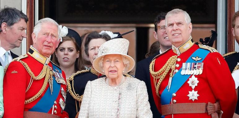 Кралицата гони сина си в изгнание, каква е причината
