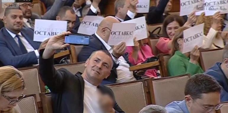 Скандал! Грозен жест на Ицо Хазарта взриви парламента
