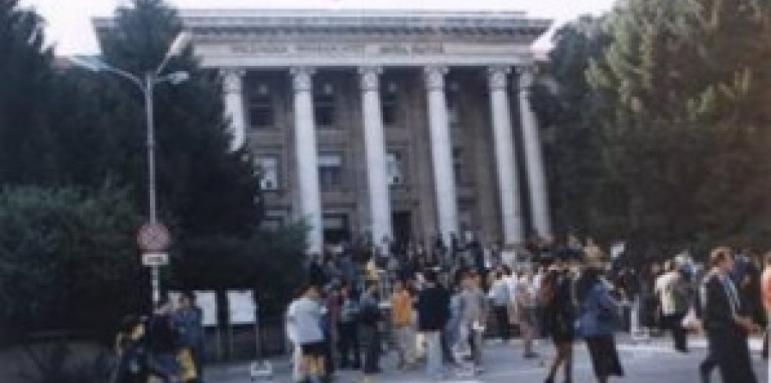Студенти се потят над румънския