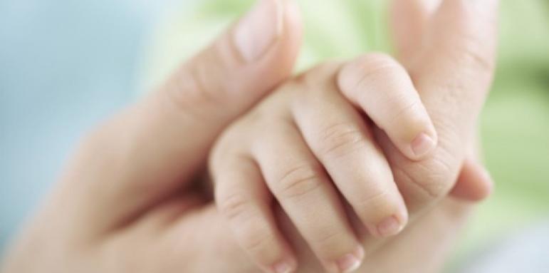 Жена носи 4 месеца мумифицирано бебе, близнакът му се роди здрав
