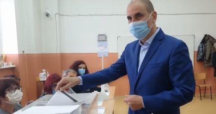 Цветанов пробва да гласува машинно, но не стана