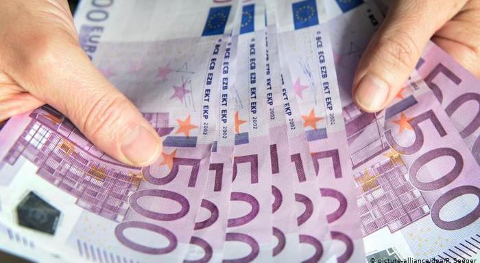 Над половината българи не искат еврото, страх ги е от високите цени