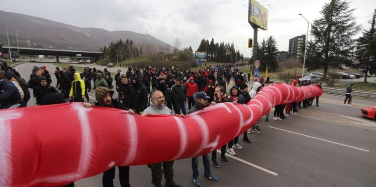 Протест пред БФС: Фенове и клубове въстанаха срещу Боби Михайлов