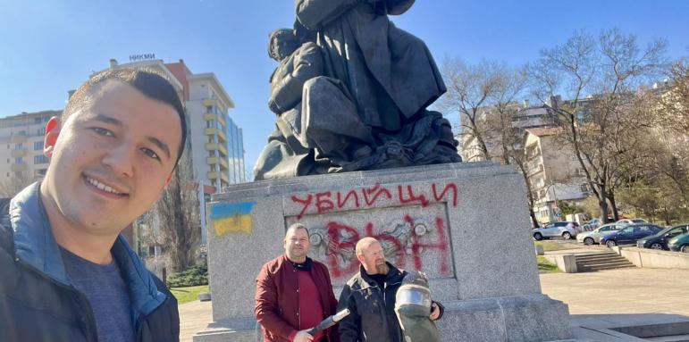 Социалисти почистиха осквернения Паметник-костница в "Лозенец"