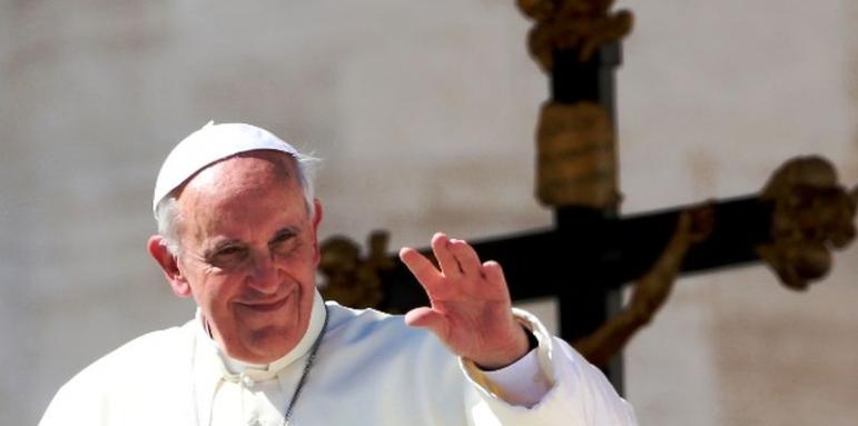 Папа Франциск диша само с един бял дроб