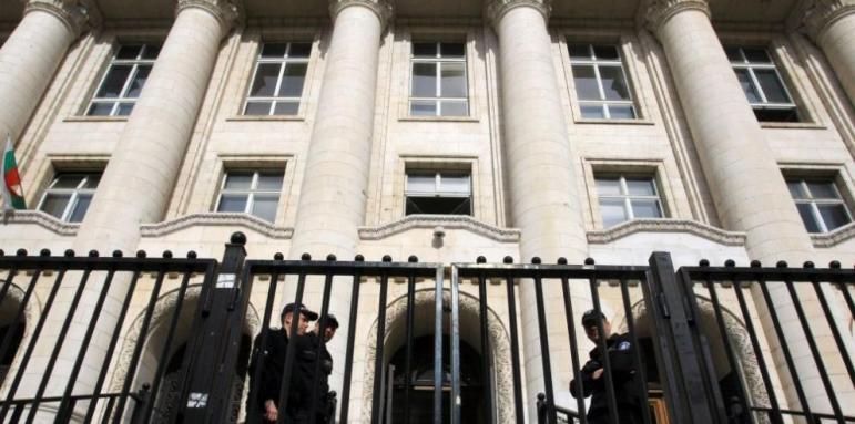 Гол мъж яхна лъв пред Съдебната палата