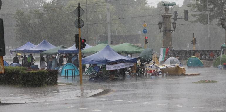 Бурята и дъждът опраскаха протестиращите
