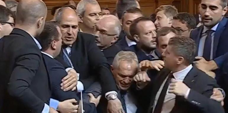 Бой в парламента! Напрежение между Митев и Костадинов