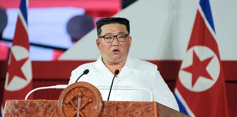 Ким размаха най-страшното оръжие, разтрепери враговете си