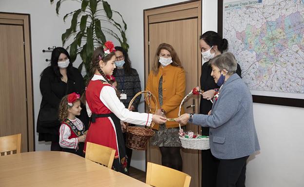 Ученици поздравиха Община Стара Загора за 1 март- Баба Марта