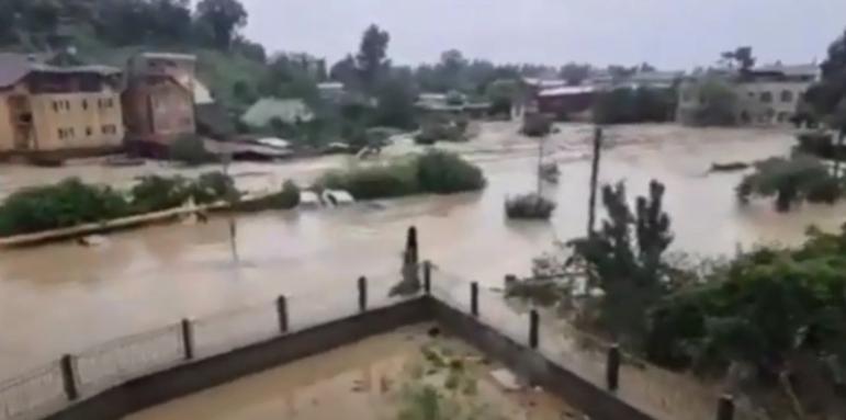 Любимият курорт на Путин под вода, руснаци злорадстват