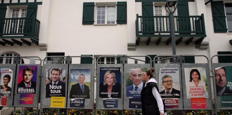 Франция избира сред дузина кандидати. Но фаворитите са двама