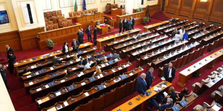 Извънредно заседание на парламента, изслушват шефове на служби