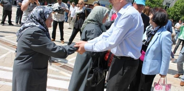 Ръкостискане с Ердоган и баба Виждан
