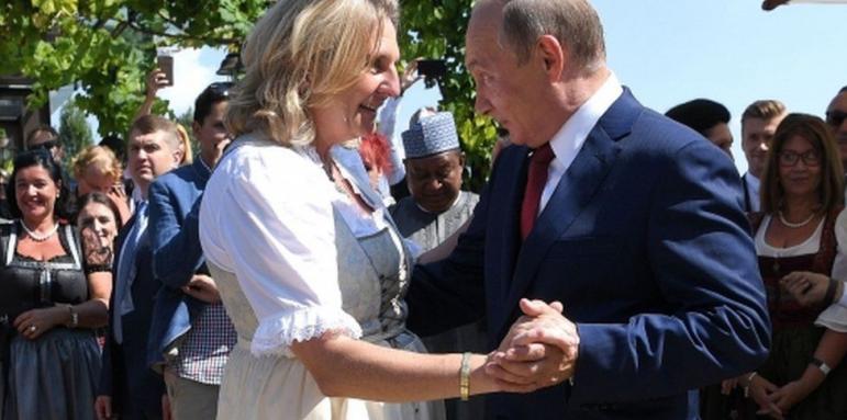 Путин подарил скъпи бижута на австрийска министърка