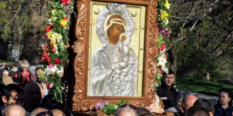 Вярващи се молят за чудо на Бачковската Света Богородица
