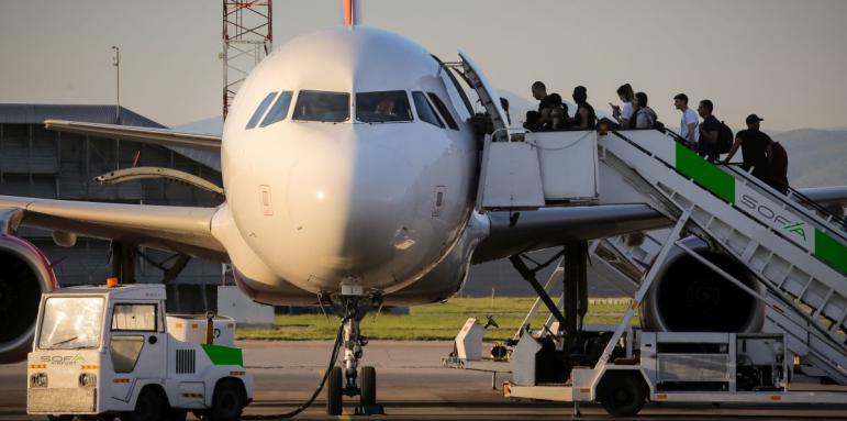Сериозен спад на чартърните полети до София, причината