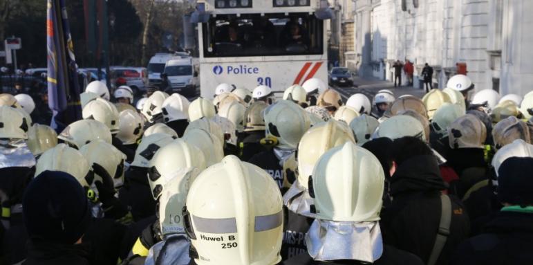 Пожарникари използваха пяна срещу полицията в Брюксел