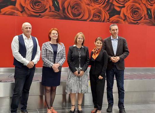 Над 150 казанлъшки рози ще радват посетителите на летище Бургас