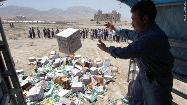 Варварщина! Талибани изляха 3 тона алкохол в канала