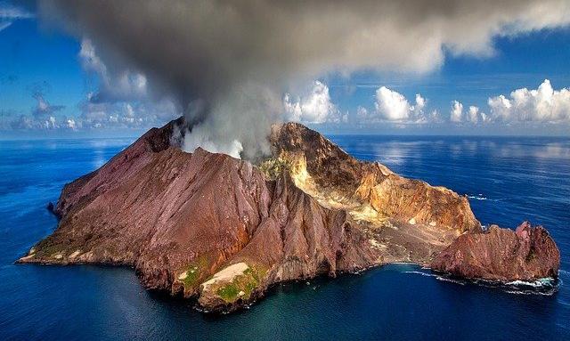 Огромен вулкан създава нов остров в Тихия океан