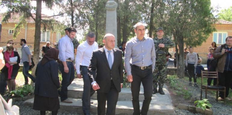 Цветан Цветанов и Томислав Дончев откриха военен паметник в с. Грозден