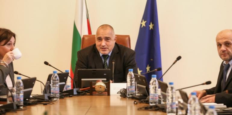 Премиерът моли министрите по-малко да пътуват