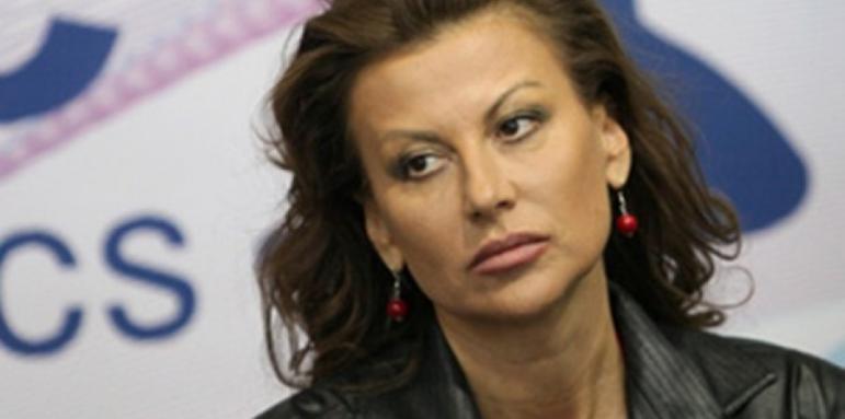 Цвети ми стисна ръката, призна Раева