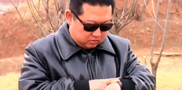 Ким Чен Ун като екшън герой. Вижте как изстрелва ракета! ВИДЕО