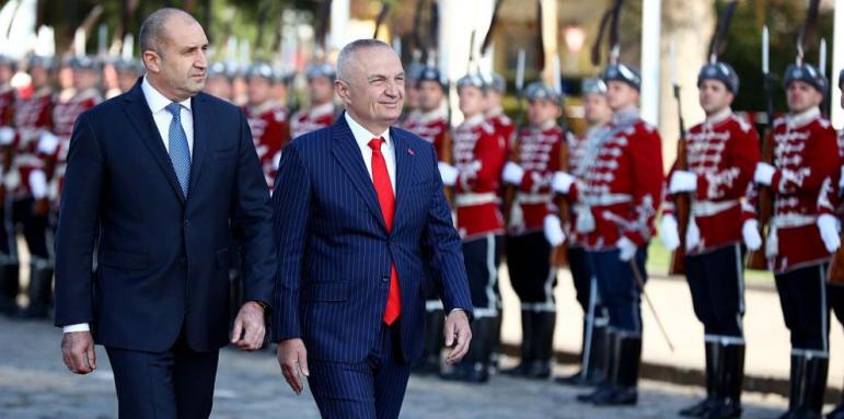 Радев посрещна албанския президент с гвардейци и оркестър