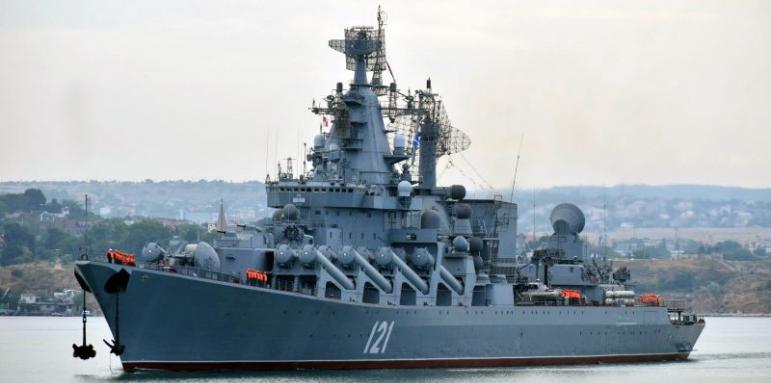 Украинци превърнаха във фойерверк символичен руски кораб