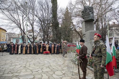 Старозагорци се поклониха в общоградски ритуал пред паметника на Васил Левски