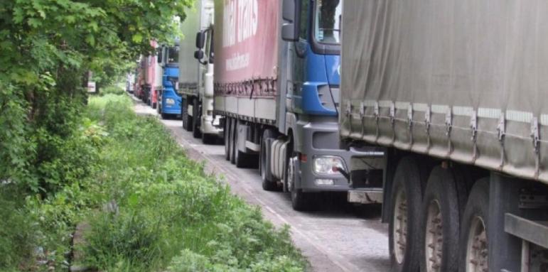 От утре: Спират камионите по най-натоваренитe пътища