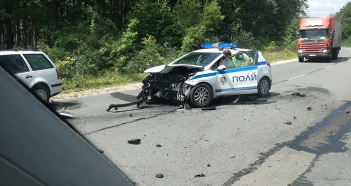 Пил шофьор блъсна патрулка, полицай почина