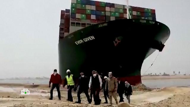 Опразват заседналия кораб в Суецкия канал