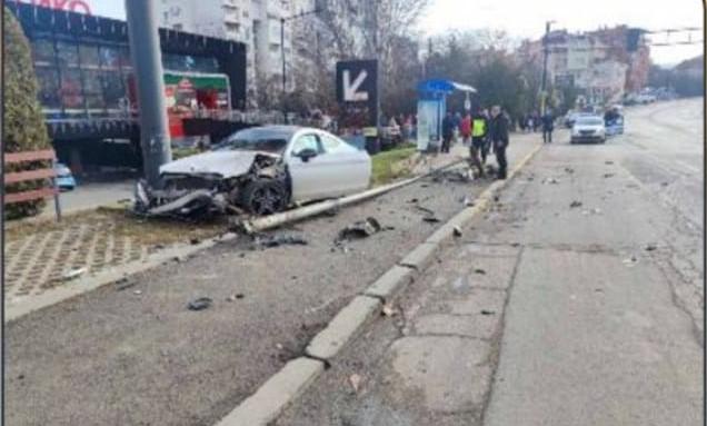 Ужасяващо! Кола помете жена на спирка в София