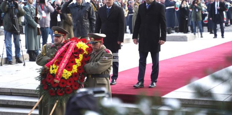 Петков и Ковачевски поднесоха цветя на Незнайния воин
