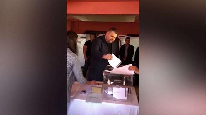 Делян Пеевски гласува в село Света Петка