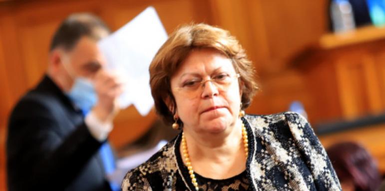 Дончева тръгва на битка с Нинова