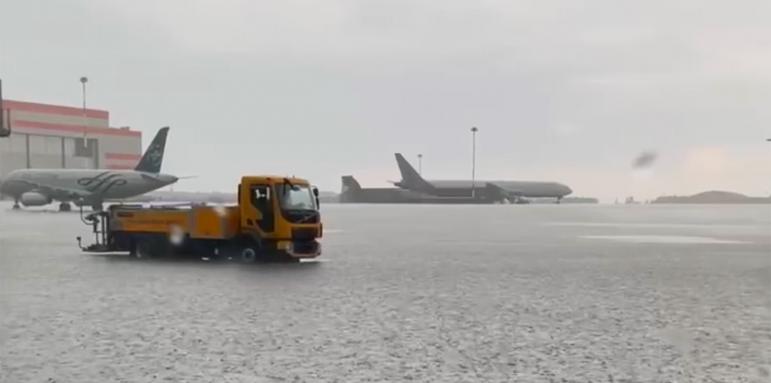 Самолети „плуват“ на летището в Москва