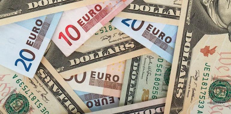 Еврото се изравни с долара, кой печели и кой губи