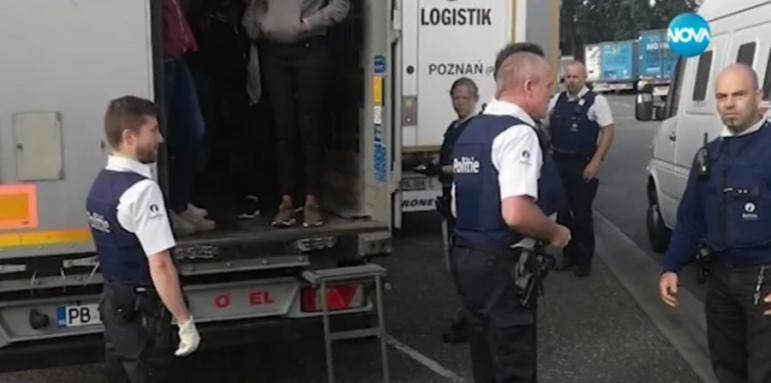 Шофьор, в чийто камион тайно влезли мигранти: Тях ги пуснаха, а мен ме задържаха