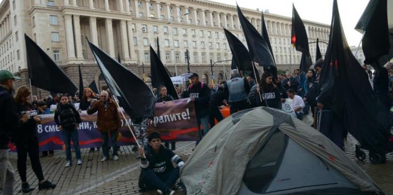 Майки на деца с увреждания на протест с искане на оставката на Валери Симеонов