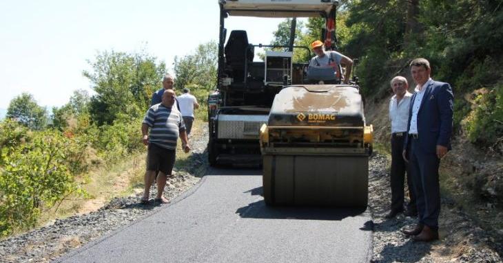 Асфалтират общински пътища  в Ардинско